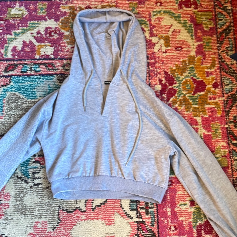 Cropped gray sweatshirt